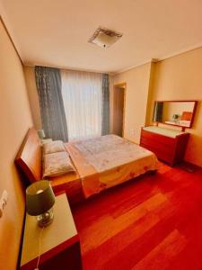 ein kleines Schlafzimmer mit einem Bett und einem Fenster in der Unterkunft 3-bedrooms apartament Vista Roja in Granadilla de Abona