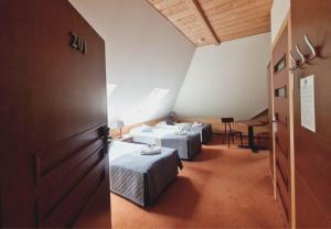 Zimmer mit 3 Betten und einem Tisch in der Unterkunft Hotel 365 in Kielce