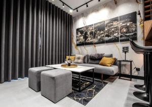 una sala de estar con un sofá y una mesa en EXCLUSIVE APARTMENTS ZATOR, en Zator