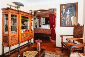 Habitación con armario de madera y cama en Castillo Medieval, en Viña del Mar