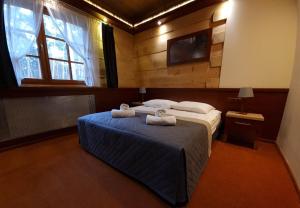 ein Schlafzimmer mit einem Bett mit Handtüchern darauf in der Unterkunft Hotel 365 in Kielce