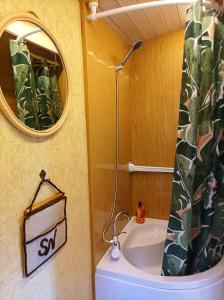 małą łazienkę z umywalką i lustrem. w obiekcie Sand house 