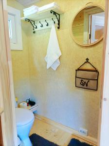 łazienka z toaletą i lustrem w obiekcie Sand house 