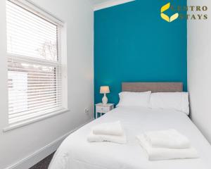 A bed or beds in a room at 5-10percent Off Week or Month Stay - Group, Family or Work Relocation FREE PARKING