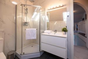 a bathroom with a shower and a sink at Stylish Vacation Home with AC - Stílusos légkondicionált nyaraló in Siófok