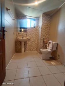 イスラマバードにあるAQZ Apartmentsのバスルーム(トイレ、洗面台付)