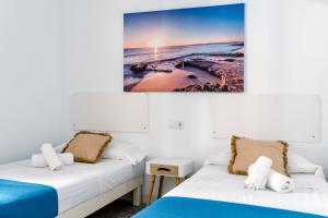 Postel nebo postele na pokoji v ubytování Apartamentos Verdera Es Pujols