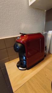 a red toaster sitting on top of a counter at Yaki Domo in Cagliari