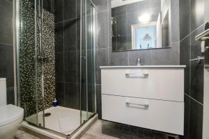 Koupelna v ubytování Apartamentos Verdera Es Pujols + 32 fotografií
