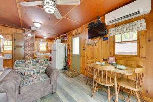 Gallery image of Cozy Carp Lake Cottage with Dock, Kayaks and Fire Pit in Carp Lake