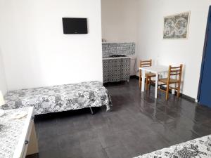 um quarto com uma mesa e uma mesa e cadeiras em bbsulmarecom em Porto Empedocle