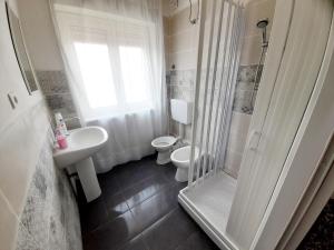 uma casa de banho com um WC, um lavatório e um chuveiro em bbsulmarecom em Porto Empedocle