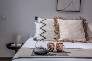 Postel nebo postele na pokoji v ubytování Khroma Luxury Suite 1 Beach front apartment