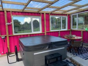 - une terrasse couverte avec un grill et des fenêtres dans l'établissement Mountain House Omeath near Carlingford, à Ó Méith