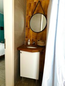 uma casa de banho com um lavatório e um espelho em Agora Bed & Breakfast em Vlorë