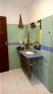 La salle de bains est pourvue d'un lavabo et d'un miroir. dans l'établissement Pousada Aky Jeri, à Jericoacoara