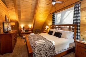 - une chambre avec un lit dans une cabane en bois dans l'établissement Stoney Brook Cabin, à Boone