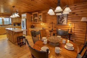 - une cuisine et une salle à manger avec une table dans une cabine dans l'établissement Mountainside Lodge, à Banner Elk