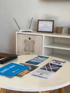 una mesa con folletos encima de un escritorio en Dúplex Yrigoyen en Concepción del Uruguay