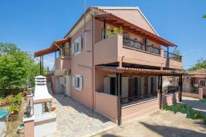 a large house with a balcony and a yard at Villa Apanemo in Potamós