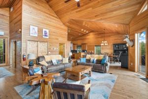 un soggiorno arredato con soffitto in legno di Mountain Top Lodge a Beech Mountain