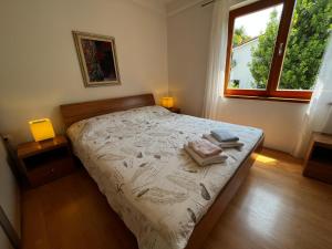 - une chambre avec un lit et 2 serviettes dans l'établissement Apartment Juric NeVi, à Malinska