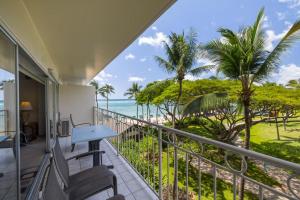 Elle comprend un balcon offrant une vue sur l'océan. dans l'établissement Waikiki Shore by OUTRIGGER, à Honolulu