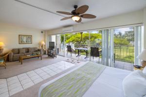 een slaapkamer met een bed en een woonkamer bij Waikiki Shore by OUTRIGGER in Honolulu