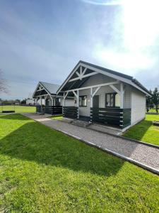 Brzozowy Zakątek Zator في زاتور: تقديم منزل بسقف مقامر