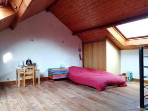 1 dormitorio con 1 cama grande de color rojo y escritorio en Maison avec jardin au calme, en Nantes