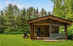 uma pequena cabana de madeira num campo de relva em Nice Home In Herning With Wifi em Herning