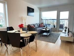salon ze stołem i kanapą w obiekcie New Magnificent view apartment Near the centre w mieście Tromsø