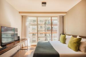 Habitación de hotel con cama y ventana grande en Comfortable Studio Palermo Soho -T310- en Buenos Aires