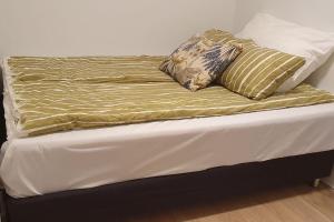 Una cama con dos almohadas encima. en New Magnificent view apartment Near the centre, en Tromsø