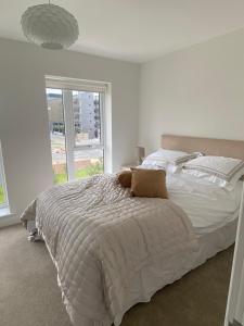 a white bedroom with a large bed and a window at Modern 3 Bed Town House Marina Hull in Hull