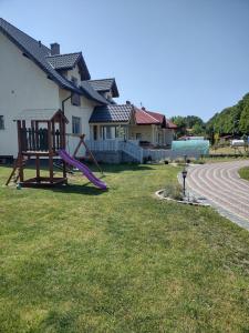 Pokoje Gościnne u Oli外面的花园