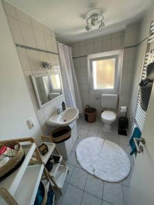呂德斯海姆的住宿－Ferienwohnung Marie，一间带水槽和卫生间的浴室
