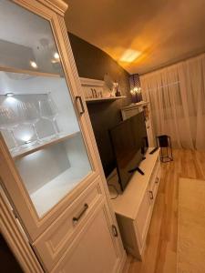 eine Küche mit einem leeren Kühlschrank und einem TV in der Unterkunft Ferienwohnung Marie in Rüdesheim am Rhein