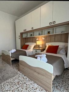 two beds in a room with two beds sidx sidx sidx sidx at Appartamento Nautes in San Benedetto del Tronto