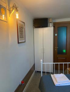 een kleine slaapkamer met een bed en een kast bij camera con giardino e piscina in Scafati