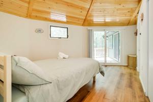 1 dormitorio con cama y techo de madera en Pocono Pines Penthouse with Private Deck!, en Pocono Pines