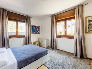 1 dormitorio con 1 cama y 2 ventanas en *Vivere in arte* NEAR theAIRPORT en Povegliano Veronese