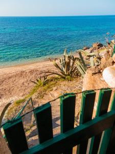 widok na ocean zza płotu w obiekcie Villa I Coralli w mieście Portoferraio