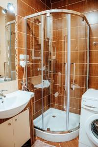 y baño con ducha y puerta de cristal. en Tátorján Vendégház, en Balatonkenese