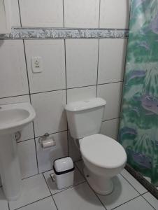 uma casa de banho com um WC e um lavatório em Solo Buziano- Casa de Temporada em Búzios