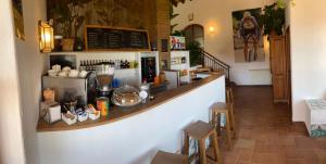 ein Café mit einer Theke und einigen Stühlen in der Unterkunft La Ventera - summer hotel in Gualchos