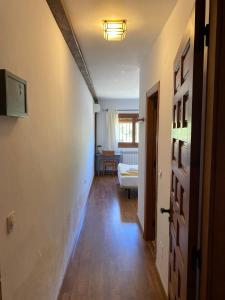 un corridoio con porta e una camera con letto di La Ventera - summer hotel a Gualchos