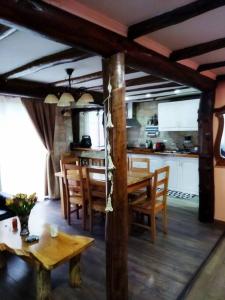 - une cuisine et une salle à manger avec une table et des chaises dans l'établissement Cabaña en Recinto con piscina y tinaja, à Chillán