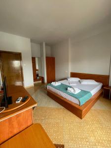 a hotel room with a bed and a desk at Vila Senator 1 in Eforie Nord +12 photos