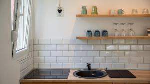 Η κουζίνα ή μικρή κουζίνα στο Cozy apartment, 10 minutes walking distance from the Old Town +18 φωτογραφίες